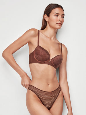 Soutien-gorge à coques tissu ajouré et culotte brésilienne