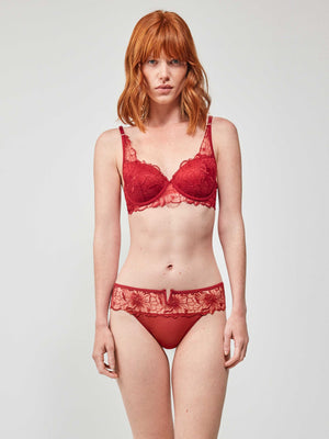 Soutien-gorge avec armatures dentelle rouge avec sa culotte en dentelle